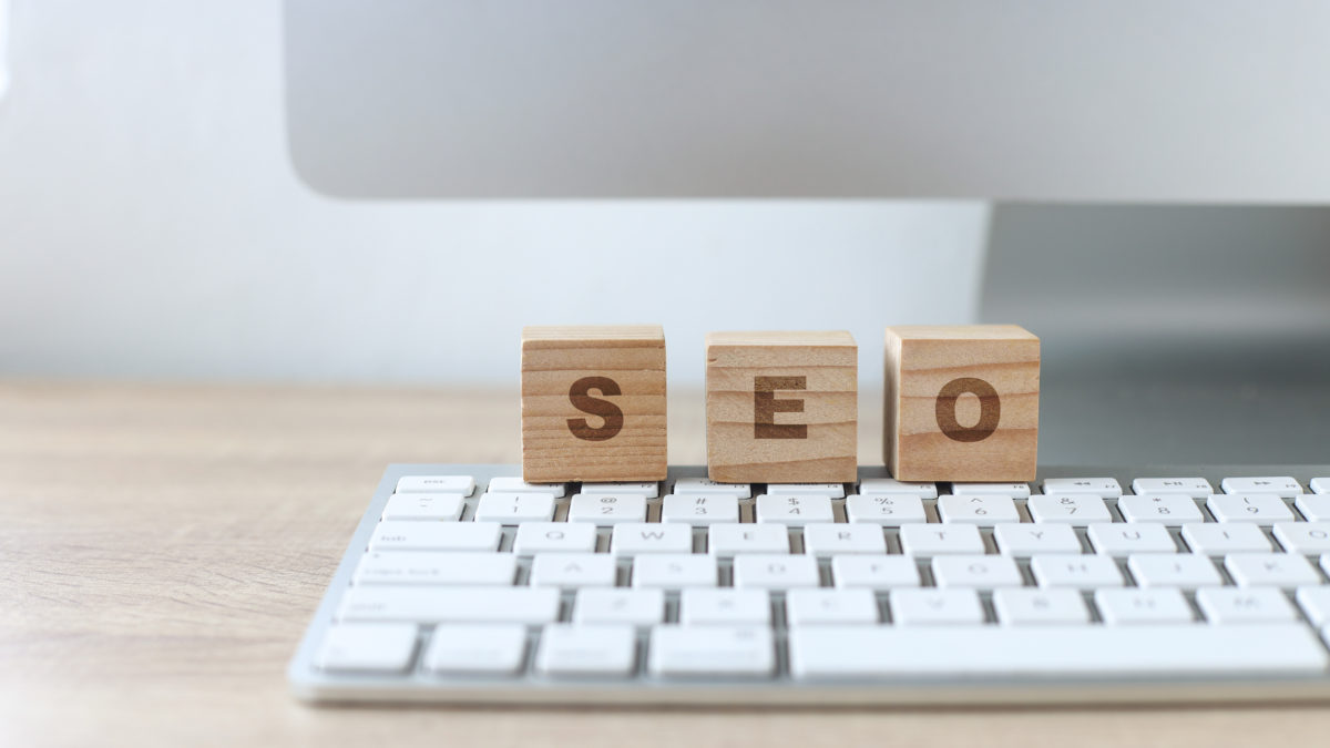 blocs bois forment mot seo clavier arriere plan du bureau concept optimisation moteurs recherche scaled