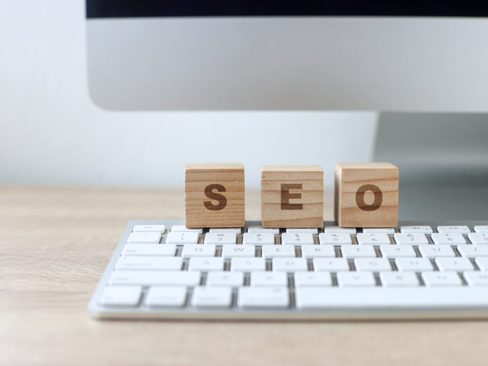 blocs bois forment mot seo clavier arriere plan du bureau concept optimisation moteurs recherche scaled