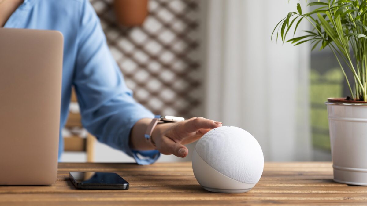gros plan assistant virtuel touchant main scaled