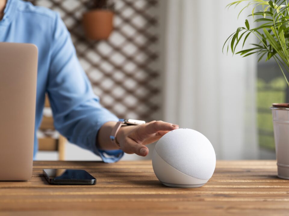 gros plan assistant virtuel touchant main scaled